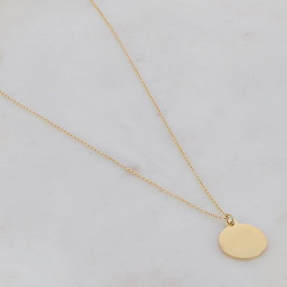 Collier doré composé d'un pendentif rond lisse avec un motif soleil 40+5 cm