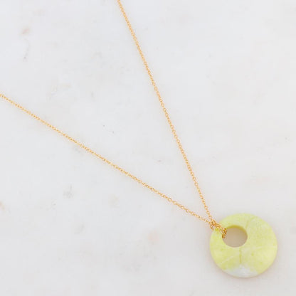 Collier doré avec un pendentif en pierre agate jaune 47+5 cm