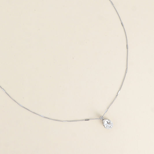 Collier en rhodium orné de cristaux de Swarovski® en forme de goutte - Longueur de chaîne : 38+7 cm - Dimensions du cristal : 7x10 mm - Crystal
