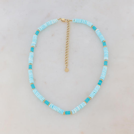 Collier doré embelli de pierres naturelles turquoises et de coquillages bleus ciel 36+7 cm
