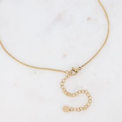 Collier sur chaîne composé d'un pendant rond avec un motif étoile orné de strass noirs 38+7 cm