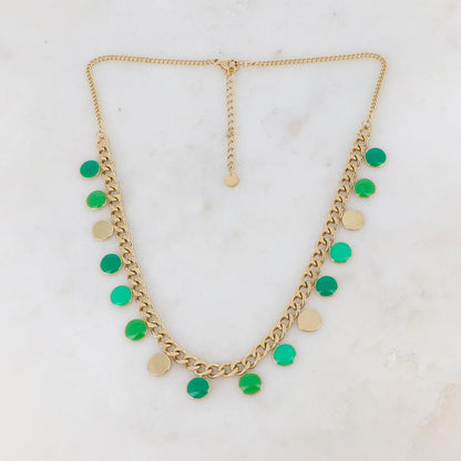 Collier en maille gourmette doré embelli de pampilles rondes émaillées vertes 38+5 cm
