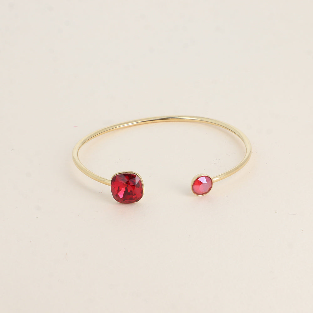 Jonc orné de cristaux de Swarovski® 10 mm et SS29 - Hauteur du jonc: 11 mm - Dimension du cristal 1: 10x10 mm - Diamètre du cristal 2: 7 mm - Scarlet and royal red