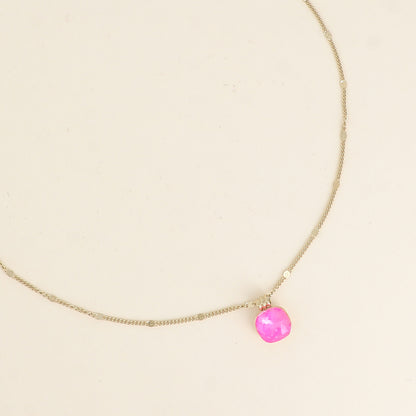 Collier orné de cristaux de Swarovski®. - Longueur de chaîne : 38+7 cm - Dimensions du cristal : 10 x 10 mm - Electric pink