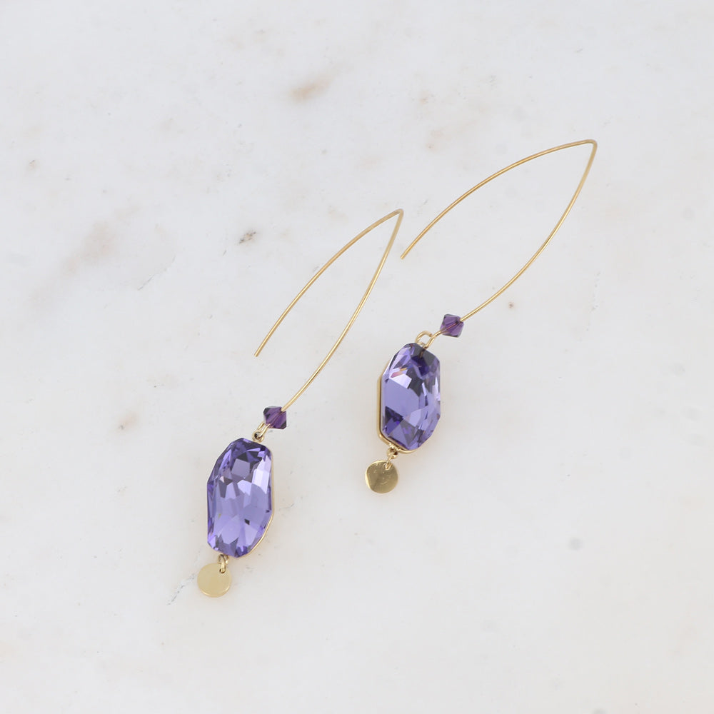 Boucles pendantes- Ornée de cristaux de Swarovski® et pampille ronde - Dimensions du cristal : 9,5 x 18 mm - Dimensions de la boucle : 10 x 62 mm - Tanzanite