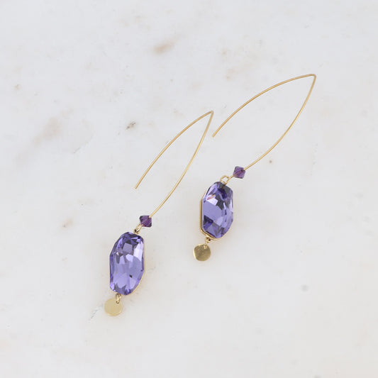 Boucles pendantes- Ornée de cristaux de Swarovski® et pampille ronde - Dimensions du cristal : 9,5 x 18 mm - Dimensions de la boucle : 10 x 62 mm - Tanzanite