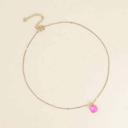 Collier orné de cristaux de Swarovski®. - Longueur de chaîne : 38+7 cm - Dimensions du cristal : 10 x 10 mm - Electric pink