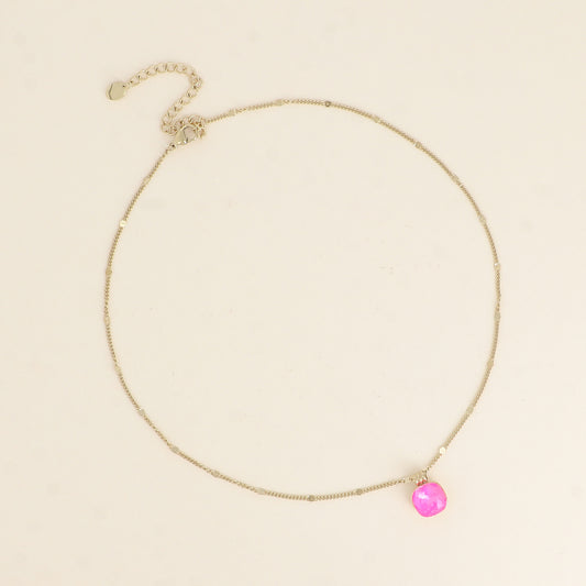 Collier orné de cristaux de Swarovski®. - Longueur de chaîne : 38+7 cm - Dimensions du cristal : 10 x 10 mm - Electric pink