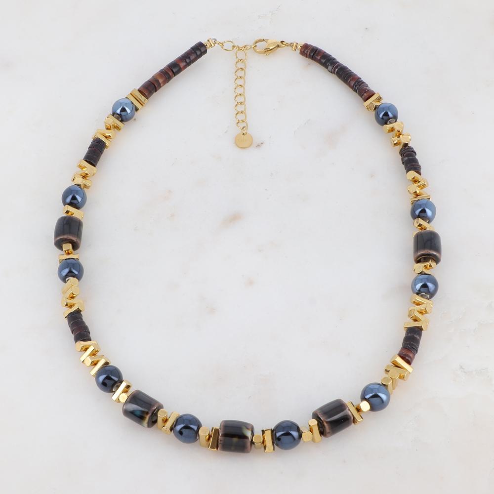 Collier doré avec des perles en céramique grise effet bleu nuit et marron émaillées et des coquillages marrons 40+5 cm