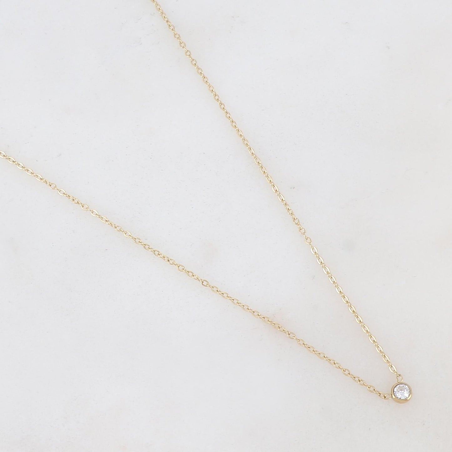 Collier doré avec un pendentif serti d'un strass blanc 40+5 cm