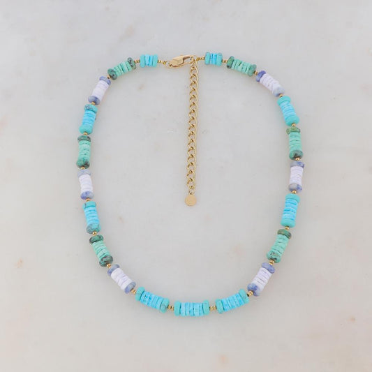 Collier doré avec des perles en pierre turquoise africaine, sodalite et howlite bleu, et des coquillages blancs, verts et turquoises 36+7 cm