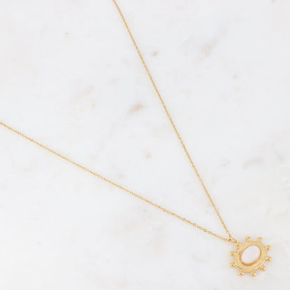 Collier doré avec une pierre jade blanche