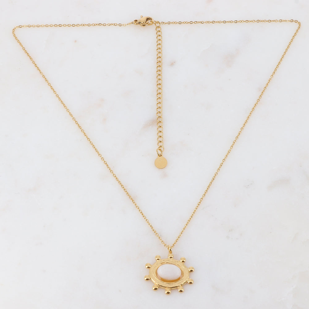 Collier doré avec une pierre jade blanche