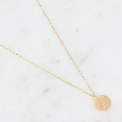 Collier doré avec un pendentif géométrique strié ajouré 40+5 cm