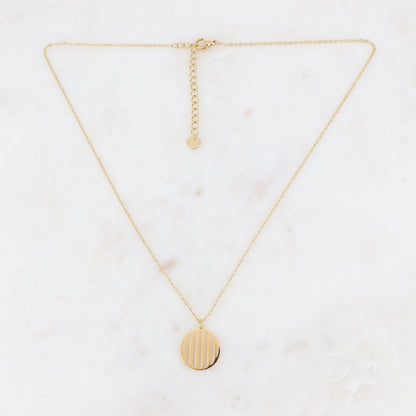 Collier doré avec un pendentif géométrique strié ajouré 40+5 cm