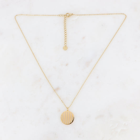 Collier doré avec un pendentif géométrique strié ajouré 40+5 cm