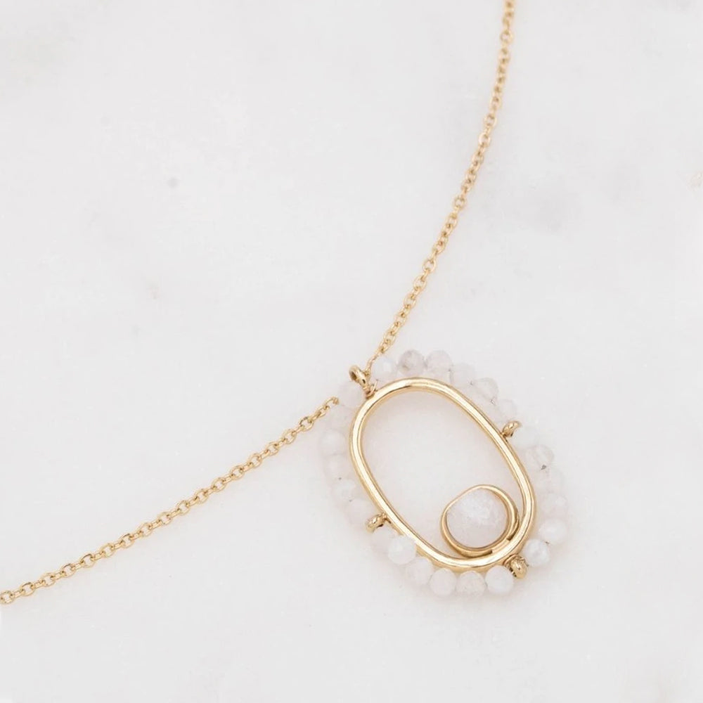 Collier doré avec une pièce ajourée et sertie de perles en pierre agate blanche 38+7 cm