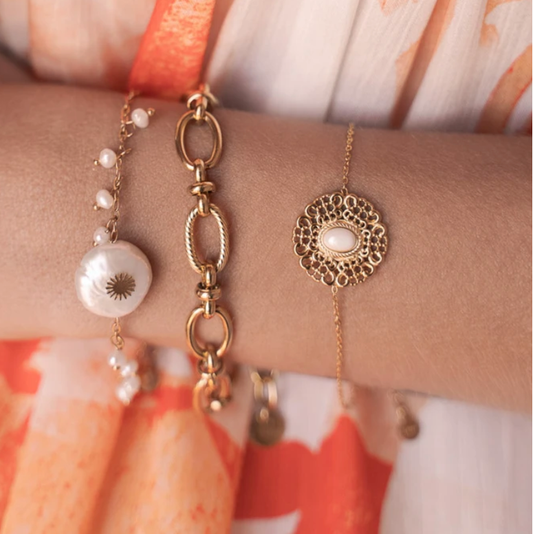 Bracelet avec rond ajouré et perle d'eau douce