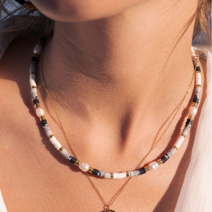 Collier surf doré avec des perles Heishi roses et noires et des perles d'eau douce 38+5 cm