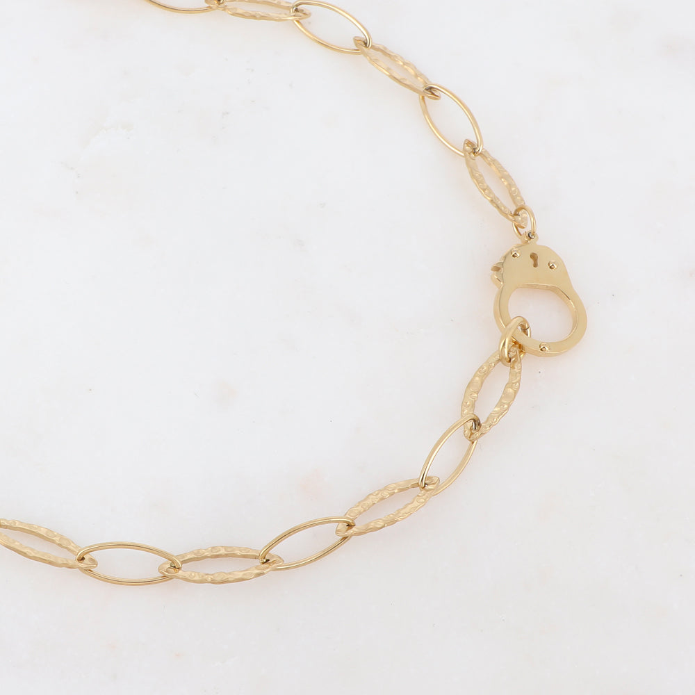 Collier avec pièce en forme de menotte ajourée dorée 40+5 cm