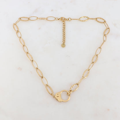 Collier avec pièce en forme de menotte ajourée dorée 40+5 cm