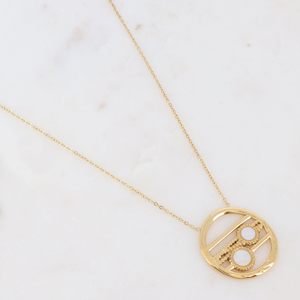 Collier doré avec un pendentif rond ajouré et serti de deux pierres en nacre blanche 38+5 cm