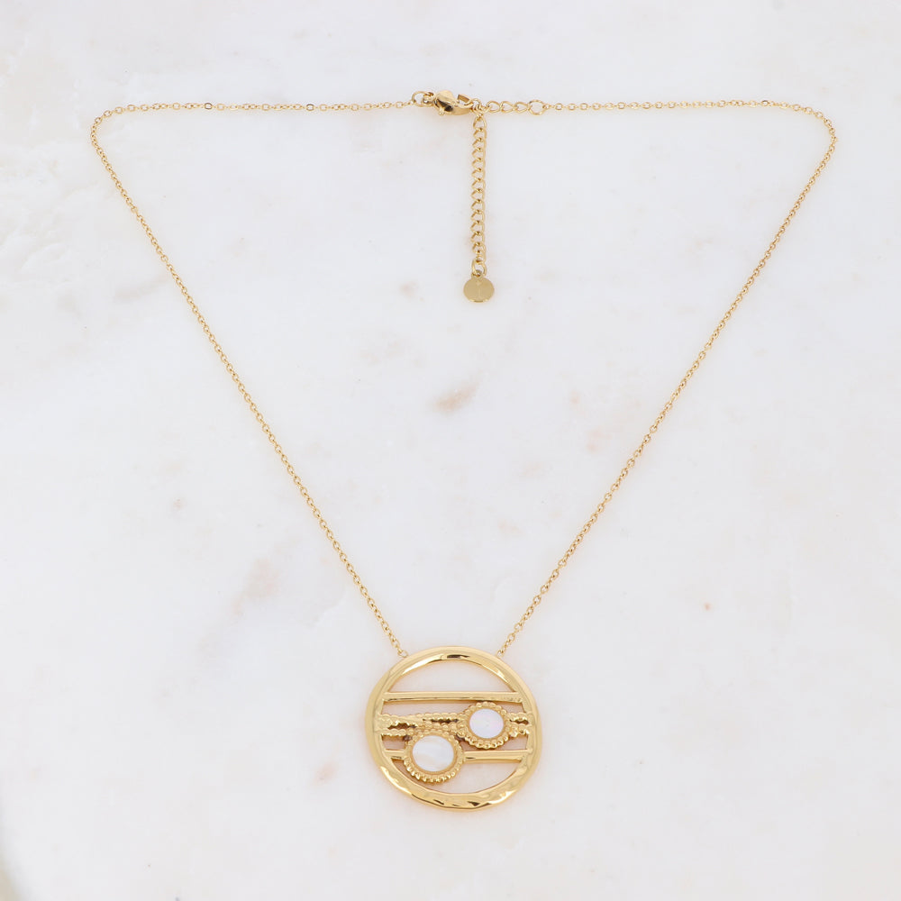Collier doré avec un pendentif rond ajouré et serti de deux pierres en nacre blanche 38+5 cm