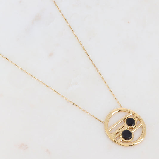 Collier doré avec un pendentif rond ajouré et serti de deux pierres en onyx 38+5 cm
