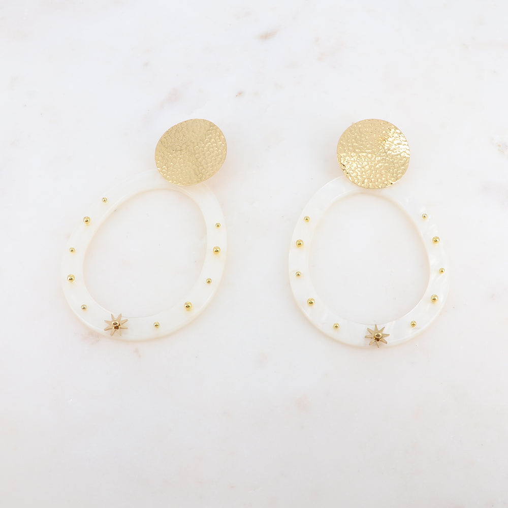 B.O à puce avec pièce ronde effet martelé, anneau ovale en acétate, étoile et petites billes