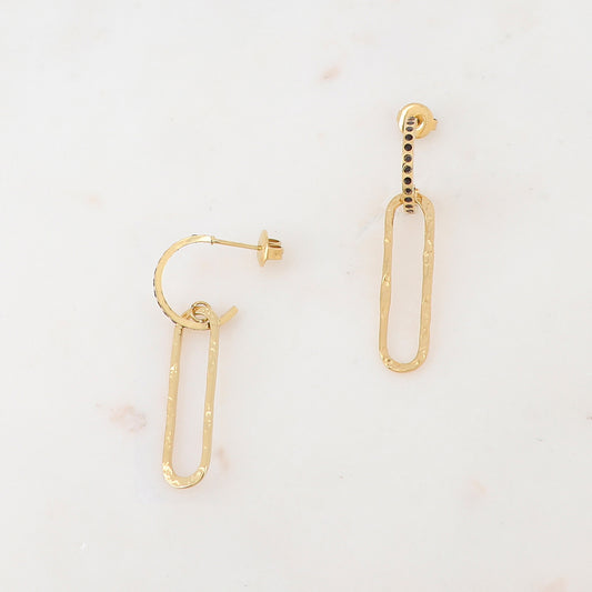 Créoles à puce en forme géométrique, strass 1,5 x 4 CM.