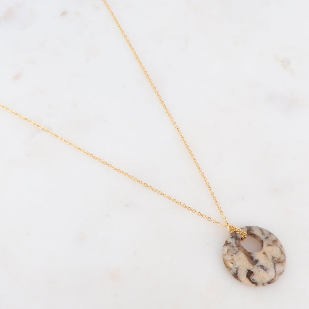 Collier doré avec un pendentif en pierre jaspe 47+5 cm