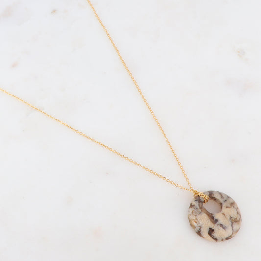 Collier doré avec un pendentif en pierre jaspe 47+5 cm