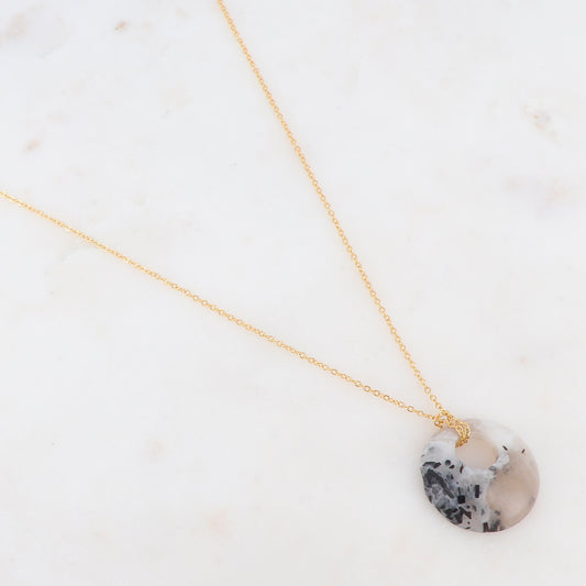 Collier doré avec un pendentif en pierre agate blanche 47+5 cm