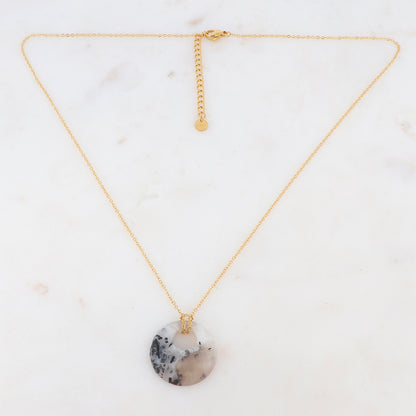 Collier doré avec un pendentif en pierre agate blanche 47+5 cm