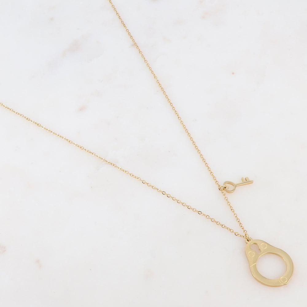 Collier doré avec une pièce en forme menotte ajourée et une clé 38+7 cm