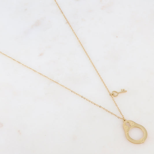 Collier doré avec une pièce en forme menotte ajourée et une clé 38+7 cm
