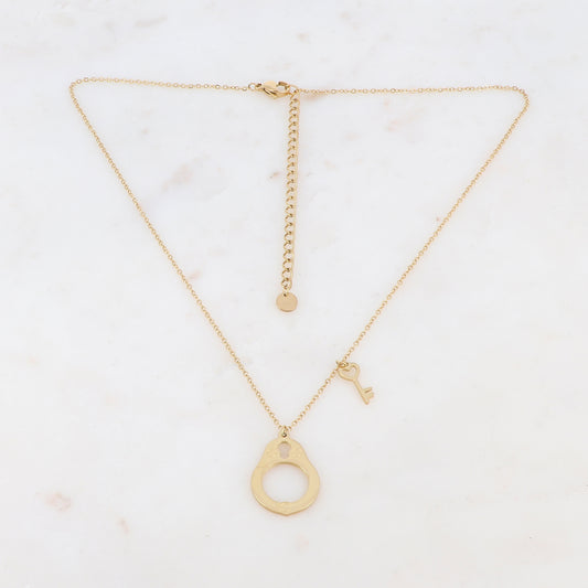 Collier doré avec une pièce en forme menotte ajourée et une clé 38+7 cm