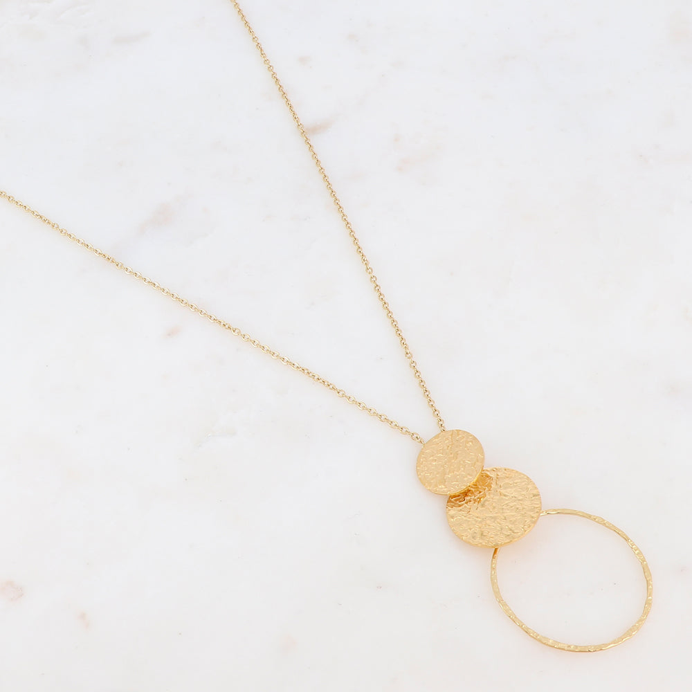 Collier avec deux pièces rondes effet martelé et un anneau doré 45+5 cm