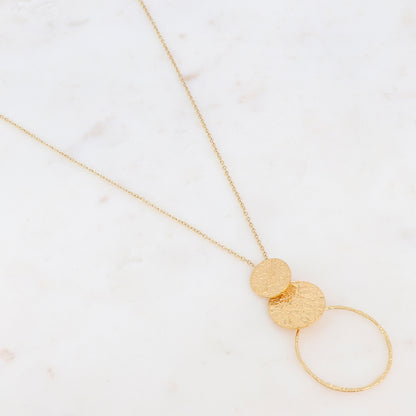 Collier avec deux pièces rondes effet martelé et un anneau doré 45+5 cm
