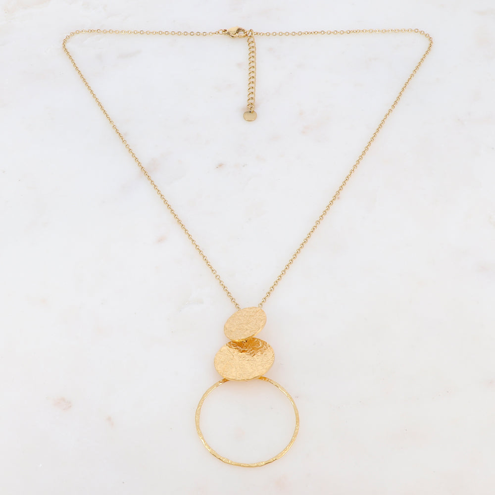 Collier avec deux pièces rondes effet martelé et un anneau doré 45+5 cm