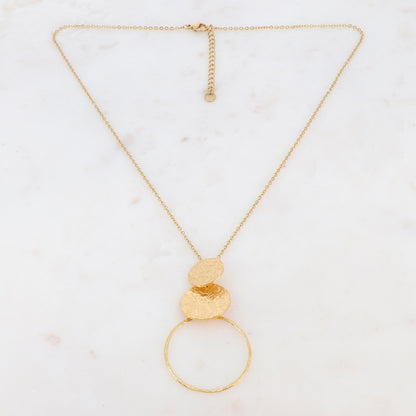 Collier avec deux pièces rondes effet martelé et un anneau doré 45+5 cm