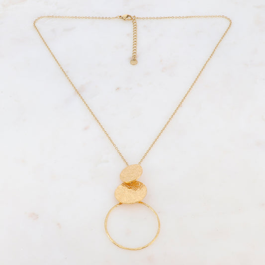 Collier avec deux pièces rondes effet martelé et un anneau doré 45+5 cm