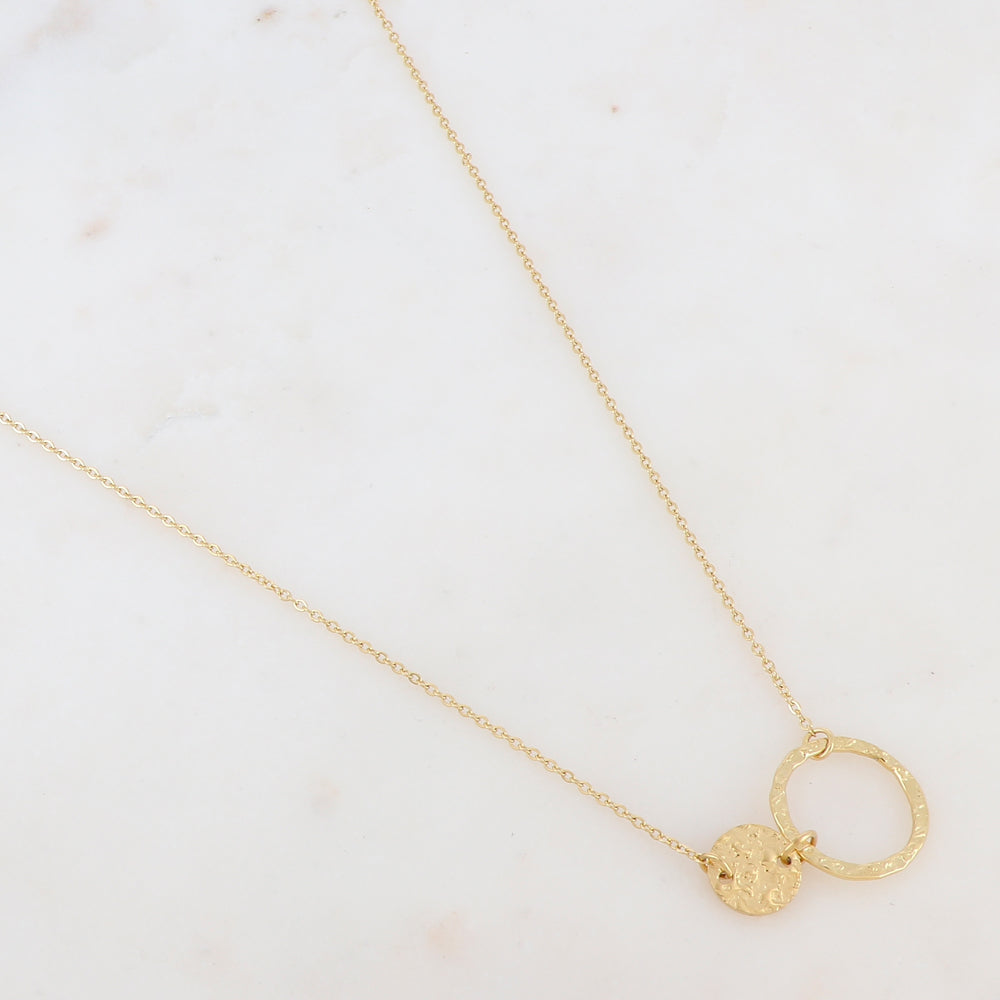 Collier avec un pendentif rond et un anneau doré, effet martelé 38+7 cm