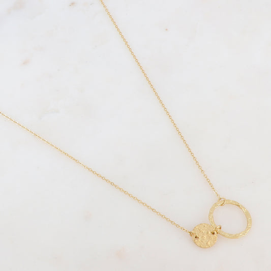 Collier avec un pendentif rond et un anneau doré, effet martelé 38+7 cm