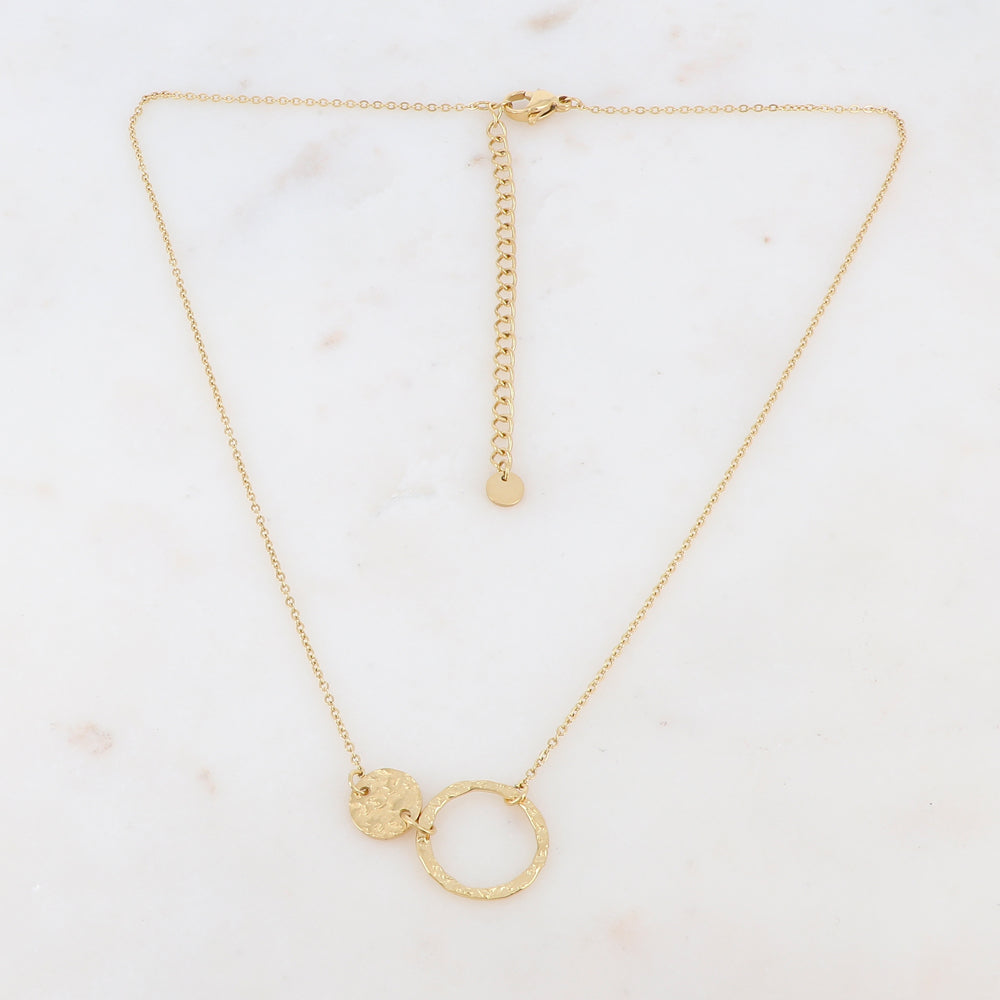 Collier avec un pendentif rond et un anneau doré, effet martelé 38+7 cm