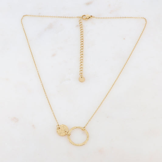 Collier avec un pendentif rond et un anneau doré, effet martelé 38+7 cm