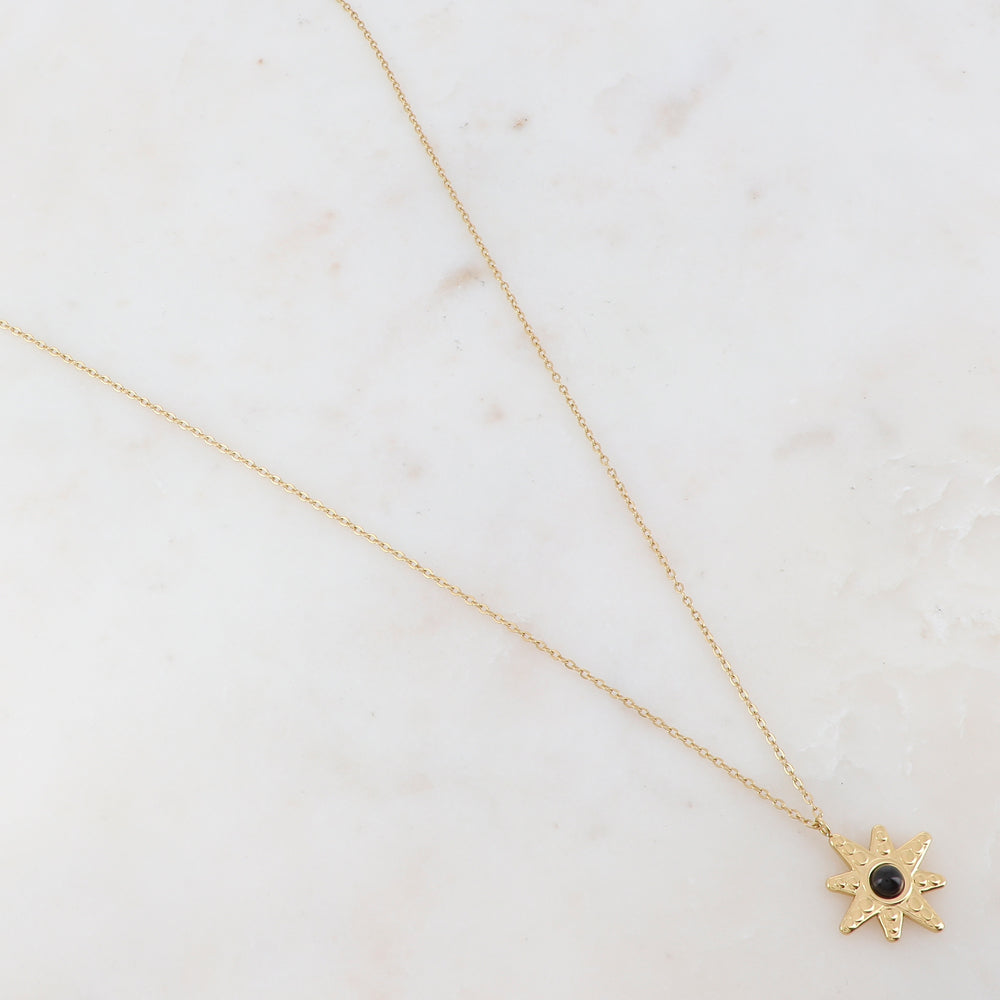 Collier avec un pendentif étoile et une pierre onyx 36+7 cm