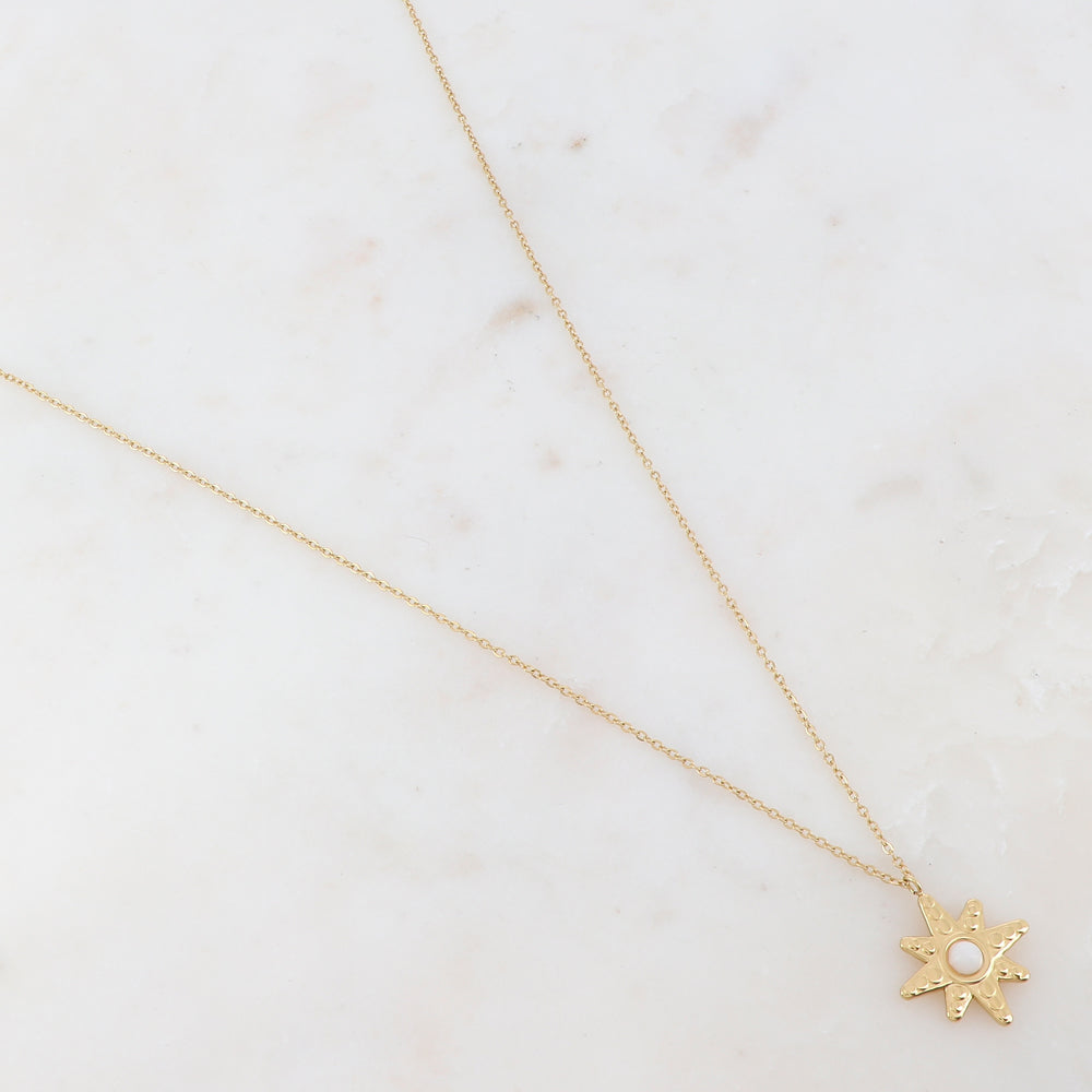 Collier avec un pendentif étoile et une pierre jade blanche 36+7 cm