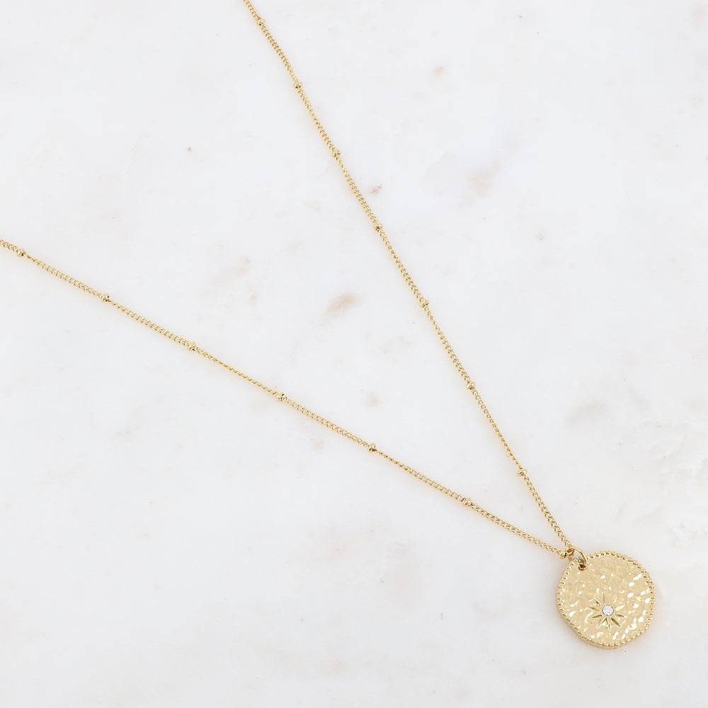 Collier doré composé d'un pendentif rond martelé, d'une étoile et d'un strass blanc 40+5 cm