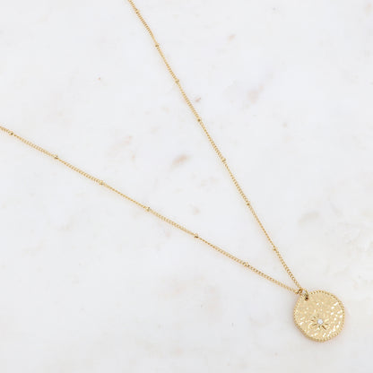 Collier doré composé d'un pendentif rond martelé, d'une étoile et d'un strass blanc 40+5 cm